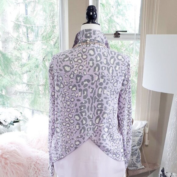 EUC Danier purple animal print statement back button up blouse, M - Picture 5 of 12